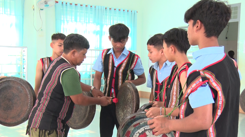Truyền dạy cồng chiêng và múa xoang cho 58 học sinh huyện Đức Cơ
